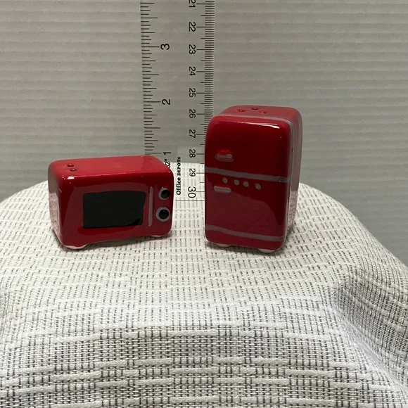 Red Kitchen Appliance Salt and Pepper Shakers - Picture 3 of 7